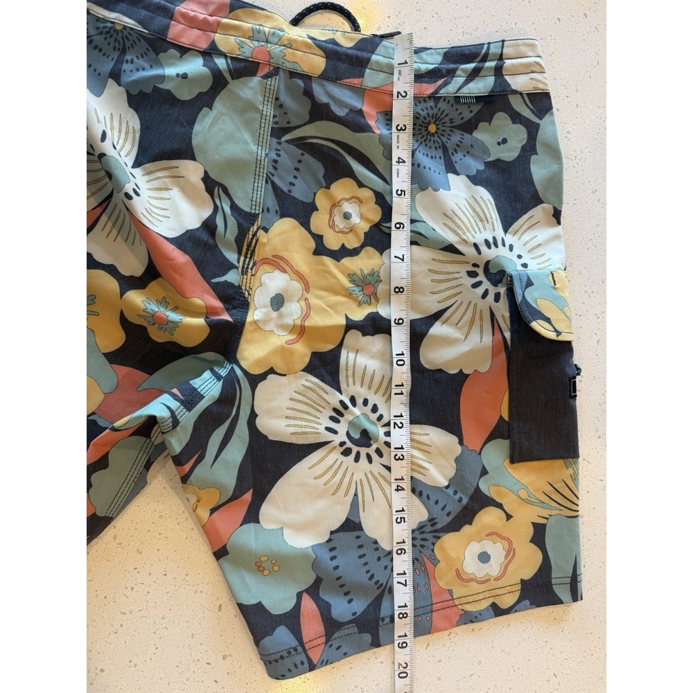VISSLA Men's Floral Board Shorts Size 32 - Picture 10 of 12
